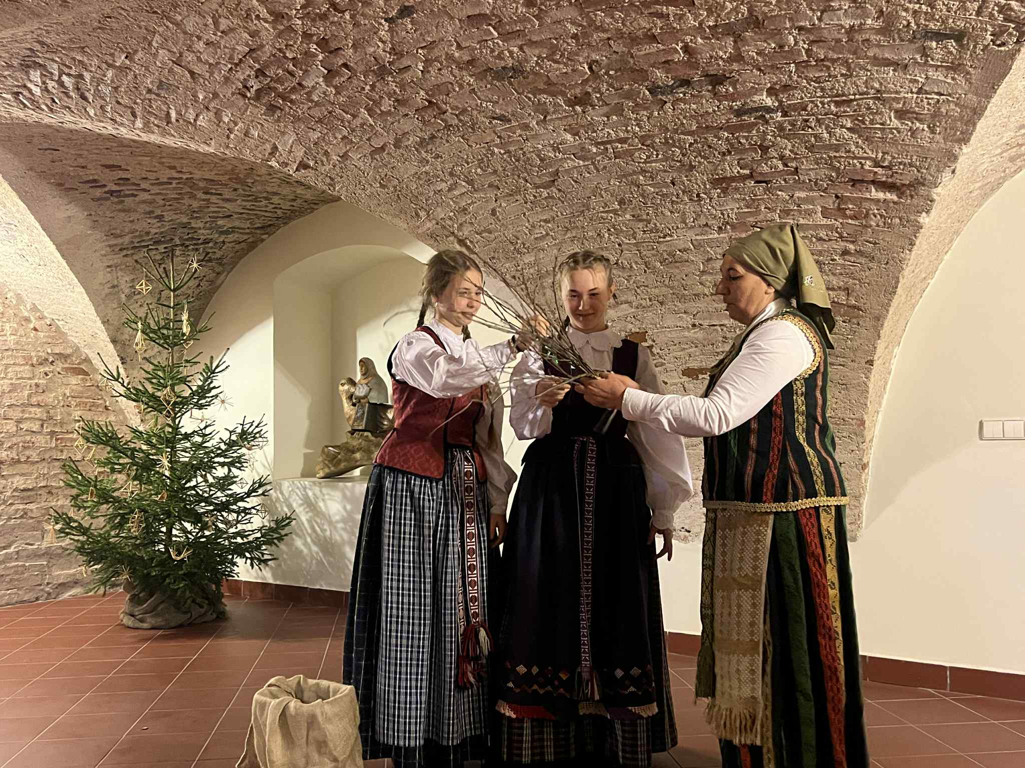 Jaunimas ruošiasi adventiniams burtams.jpg